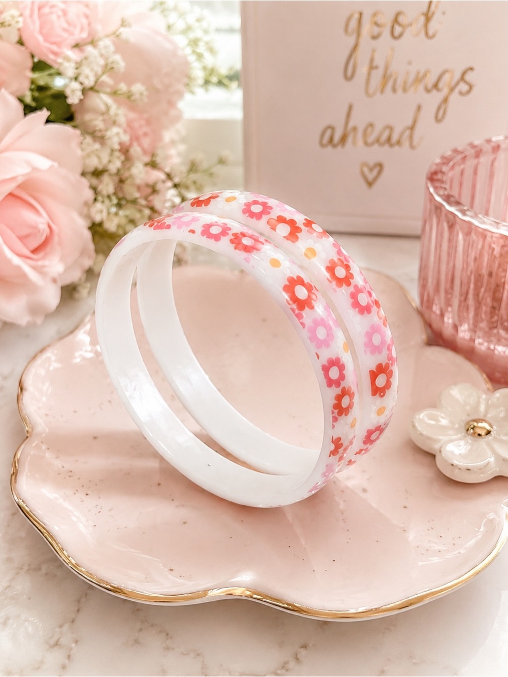 White Resin Flower Print Bangle Bracelet Set